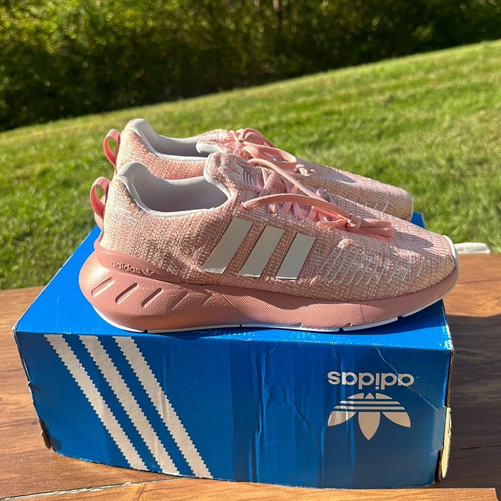 Adidas Women’s Swift Run Shoes size 6 New Tags
